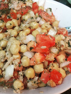 Una foto de Ensalada de garbanzos con atún