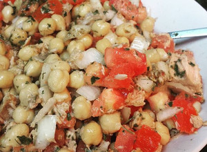 Foto principal de Ensalada de garbanzos con atún