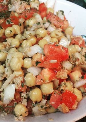 Una foto de Ensalada de garbanzos con atún