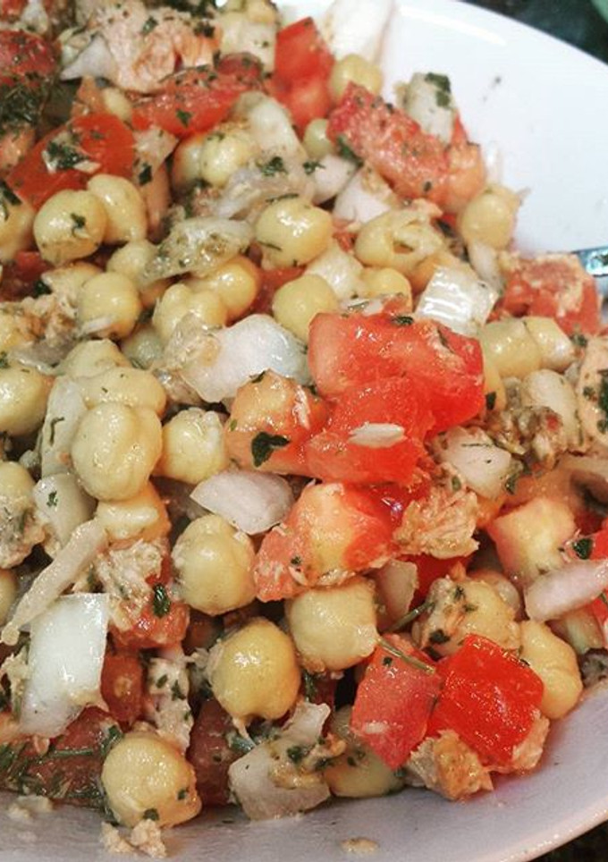 Una foto de Ensalada de garbanzos con atún