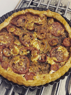 Una foto de Pastel salado de cebolla caramelizada y queso de cabra