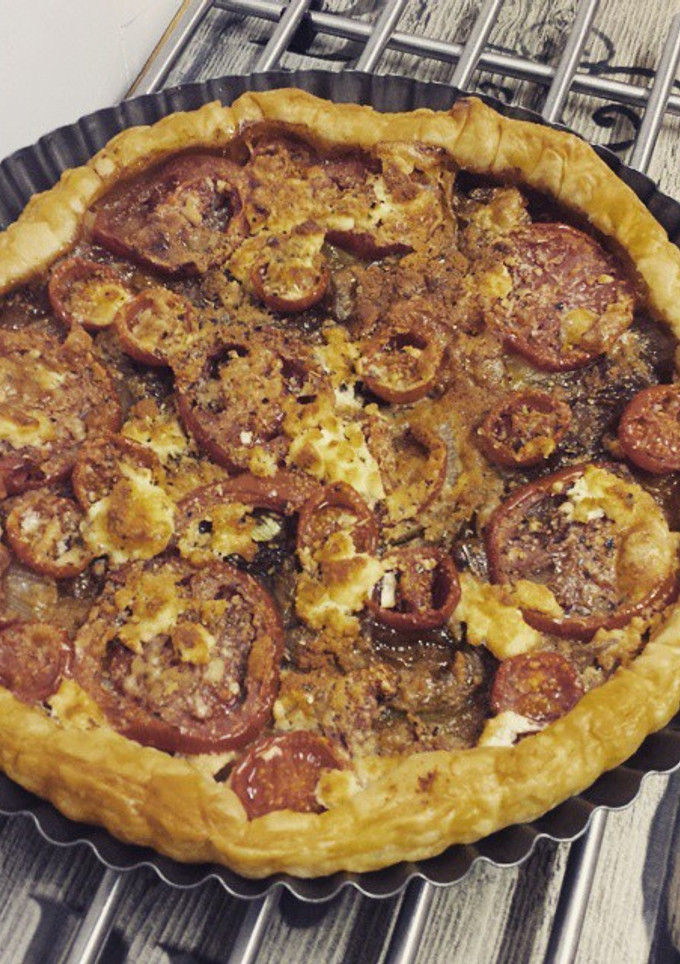 Una foto de Pastel salado de cebolla caramelizada y queso de cabra