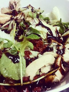 Una foto de Ensalada con champiñones y tomates secos
