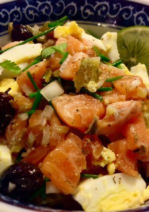 Una foto de Tartare de salmón con encurtidos y aceitunas negras