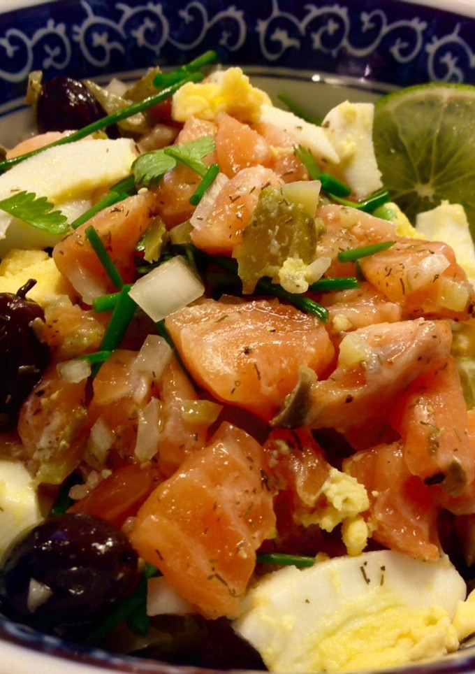 Una foto de Tartare de salmón con encurtidos y aceitunas negras