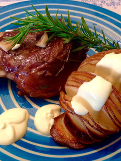 Una foto de Carrilleras al horno con patatas hasselback y allioli de manzana