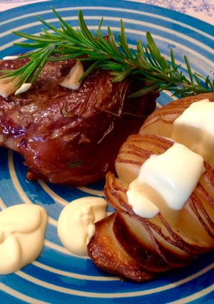 Una foto de Carrilleras al horno con patatas hasselback y allioli de manzana 