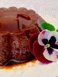 Una foto de Flan casero de chocolate negro