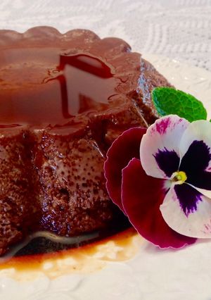 Una foto de Flan casero de chocolate negro