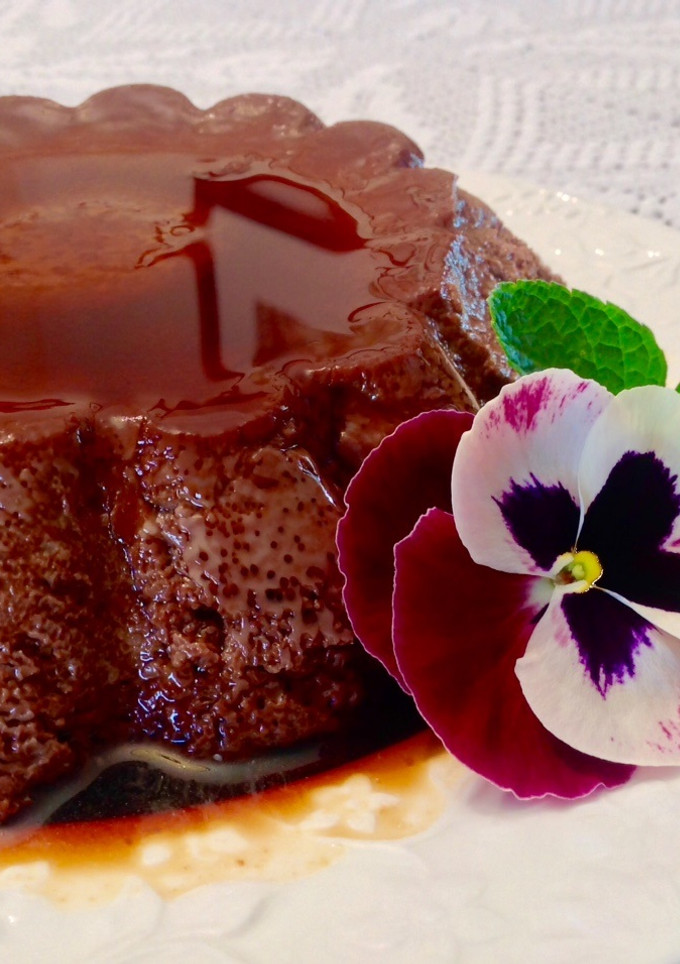 Una foto de Flan casero de chocolate negro