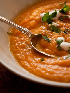 Una foto de Sopa de zanahoria con yogur.