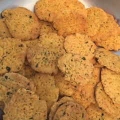 A picture of Baked fenugreek mathri.