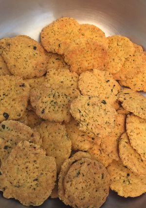 A picture of Baked fenugreek mathri.
