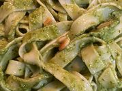 Una foto de pasta con albahaca