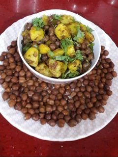 आलू चने की सब्ज़ी (Aloo chane ki sabzi recipe in hindi) रेसिपी मुख्य फोटो