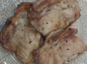Una foto de muslos de pollo airfryer