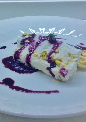 Foto di Semifreddo con pistacchi di Bronte e riduzione di vino passito "Martingana" di Pantelleria