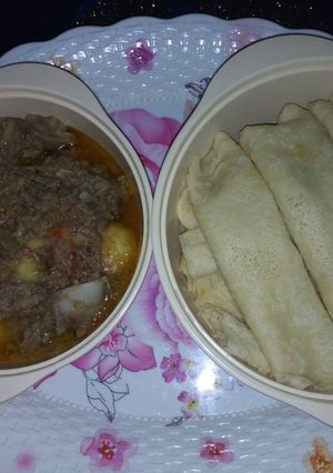 A picture of Rabian bread with souce.