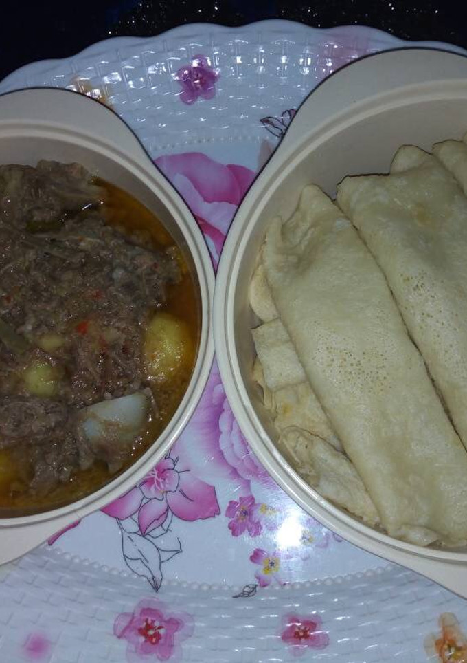 A picture of Rabian bread with souce.