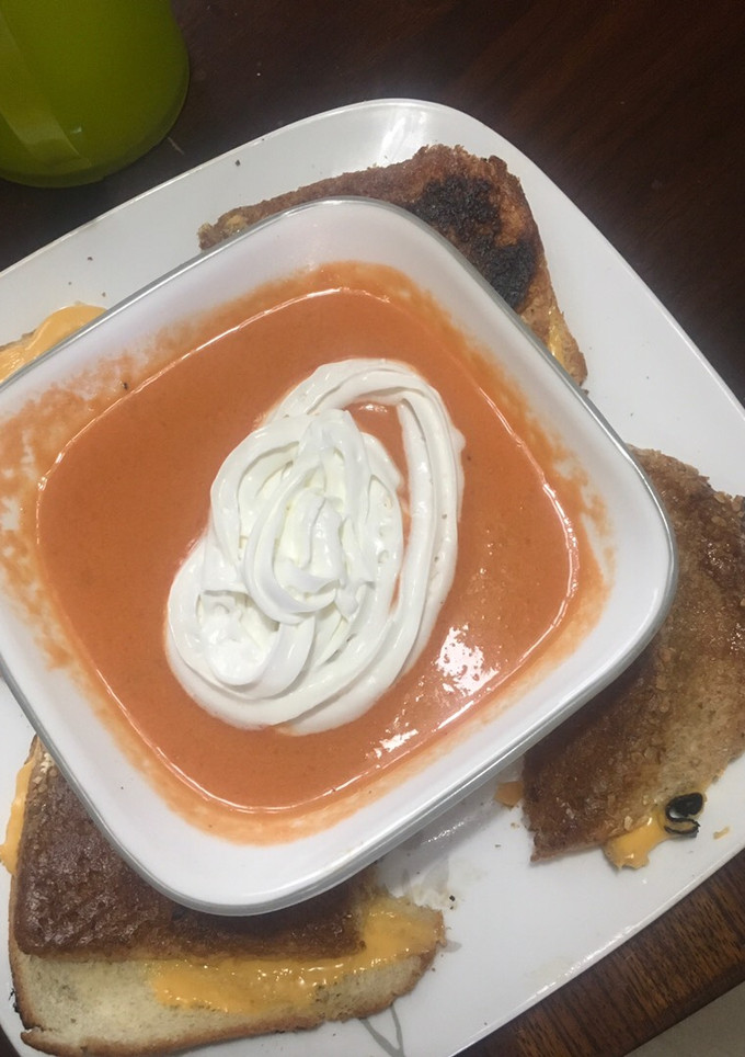 A picture of Cream of tomato soup.