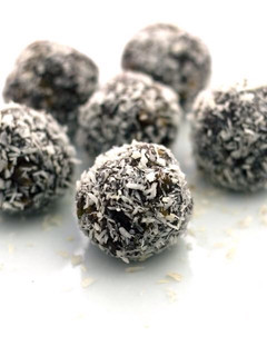 Una foto de Trufas con coco rallado