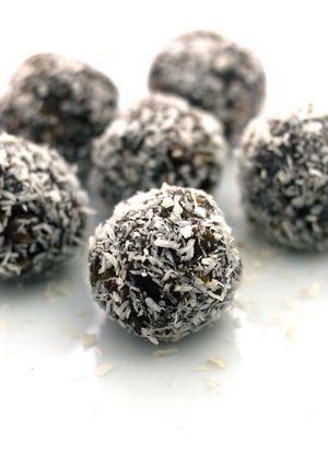 Una foto de Trufas con coco rallado