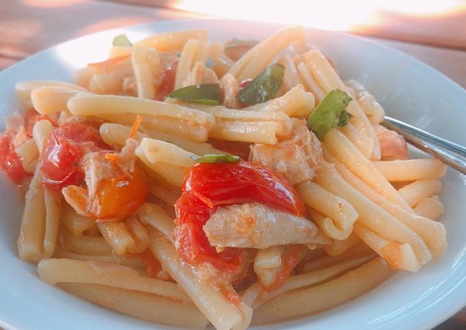 Casarecce con pomodorini filetto di tonno e basilico