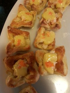 Una foto de Castillitos de hojaldre con Camarones en salsa Fuji y topping de Masago 