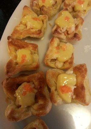 Una foto de Castillitos de hojaldre con Camarones en salsa Fuji y topping de Masago 