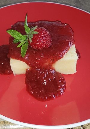 Una foto de Sémola con leche y salsa de fresas 🇨🇱