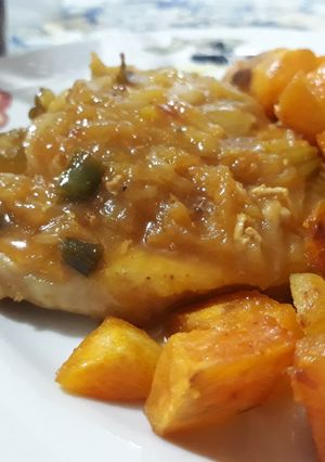 Una foto de Costeletas de Cerdo cebolladas con guarnición de Batatitas