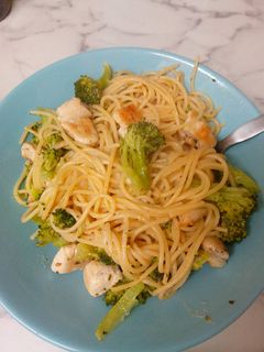 Una foto de Spaguettis con brócoli y pollo a la plancha con pimienta negra y orégano