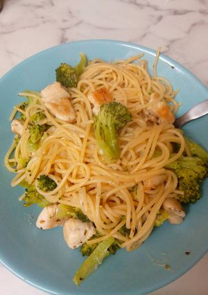 Una foto de Spaguettis con brócoli y pollo a la plancha con pimienta negra y orégano
