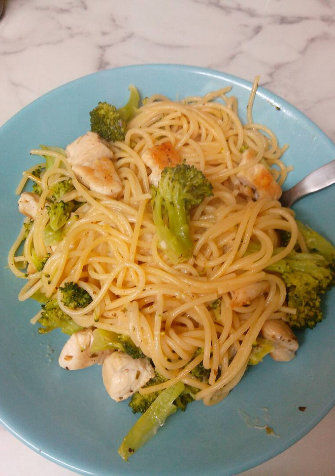 Una foto de Spaguettis con brócoli y pollo a la plancha con pimienta negra y orégano