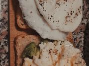 Una foto di avocado toast