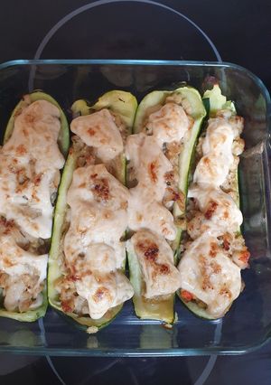 Una foto de Calabacines rellenos de merluza y gambones
