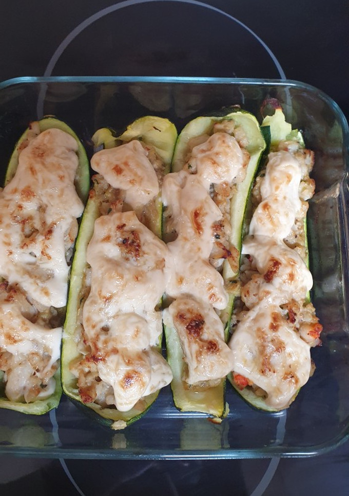 Una foto de Calabacines rellenos de merluza y gambones