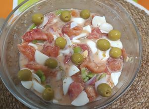 Una foto de Pipirrana de Jaén con aceitunas