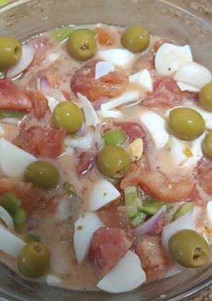 Una foto de Pipirrana de Jaén con aceitunas
