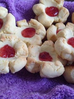 Hình của món Plum Blossom Cookies( Bánh quy hoa hình hoa mận) .