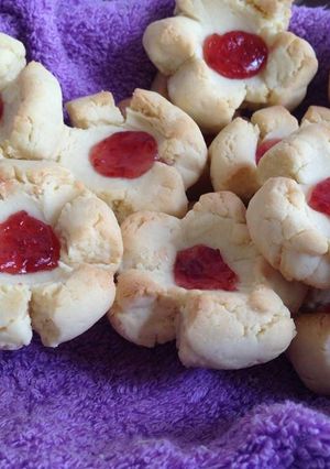 Hình của món Plum Blossom Cookies( Bánh quy hoa hình hoa mận) .
