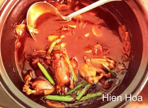 Hình của món Cháo Ếch Singapore (Clay Pot Kung Pao Frog Legs).