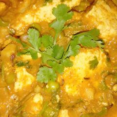 A picture of Matar Paneer.