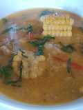 Caldo de huesos de cerdo y maíz tierno