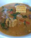 Caldo de huesos de cerdo y maíz tierno