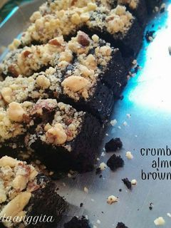 Foto resep Crumbled Almond Brownies (flourless-dark choco style)