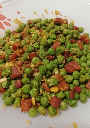 Una foto de Guisantes salteados con jamón y huevo