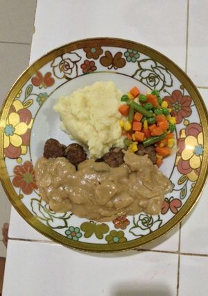 Foto resep Swedish Meatball with Mash Potato and Frozen Vegie