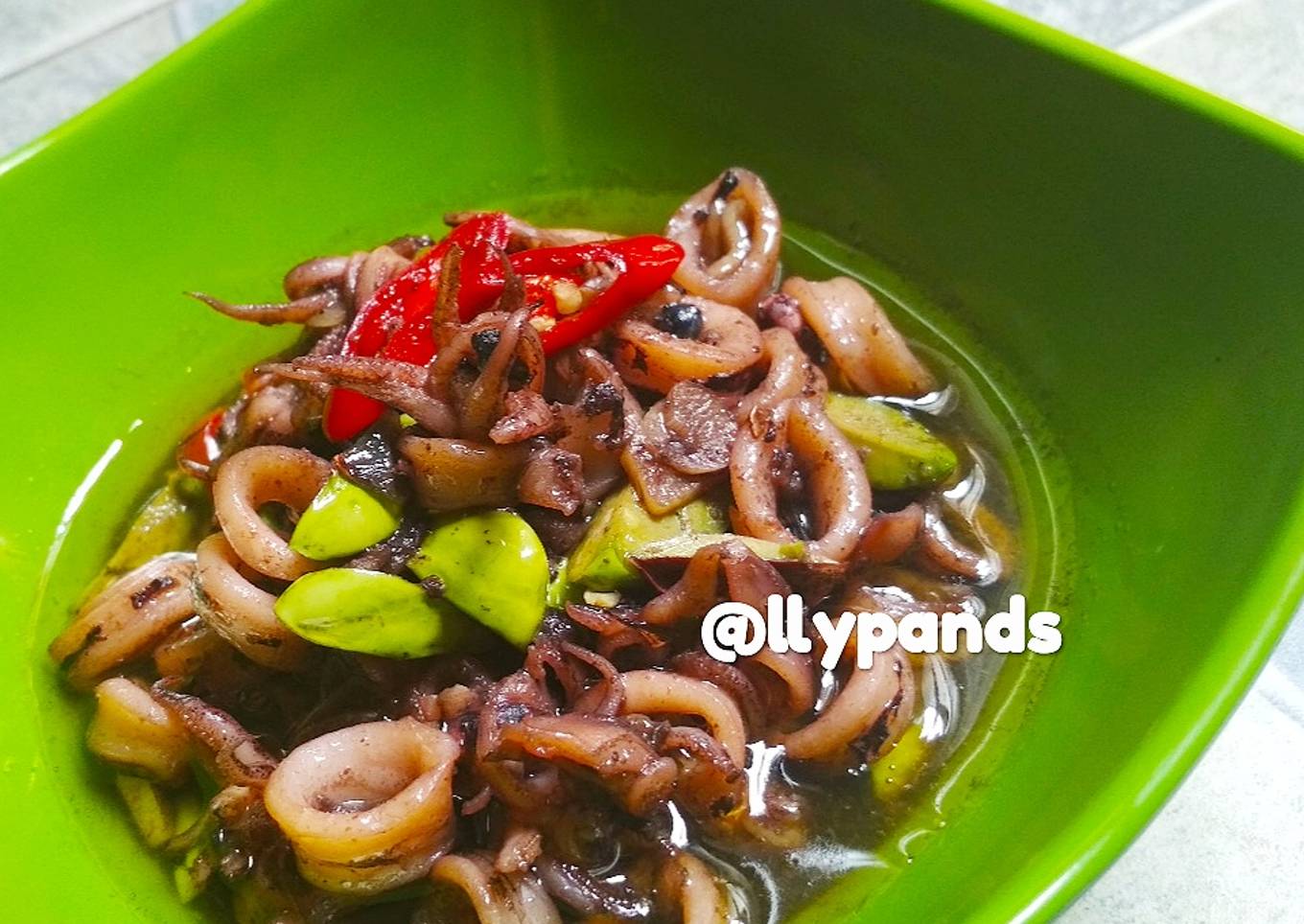 (🦑) Kue cumi dengan minyak dan tinta hitam