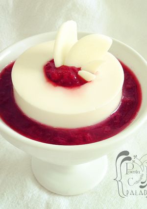 Foto principal de Panna Cotta de Yogur con Agua de Rosas y Mermelada de Fresas